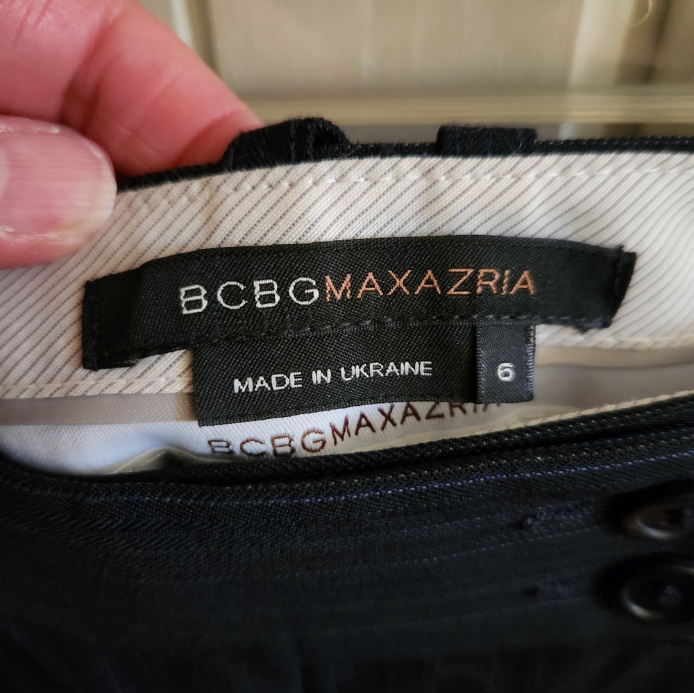 Womens BCBG MAX AZRIA capri pin strip pants. - Picture 3 of 6